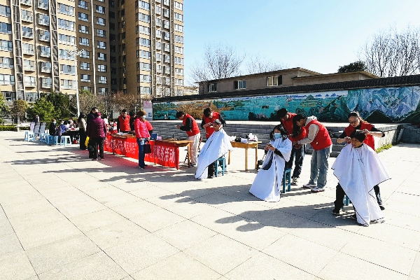公司團(tuán)委開展“愛心義剪+義診+便民利民”學(xué)雷鋒志愿...
